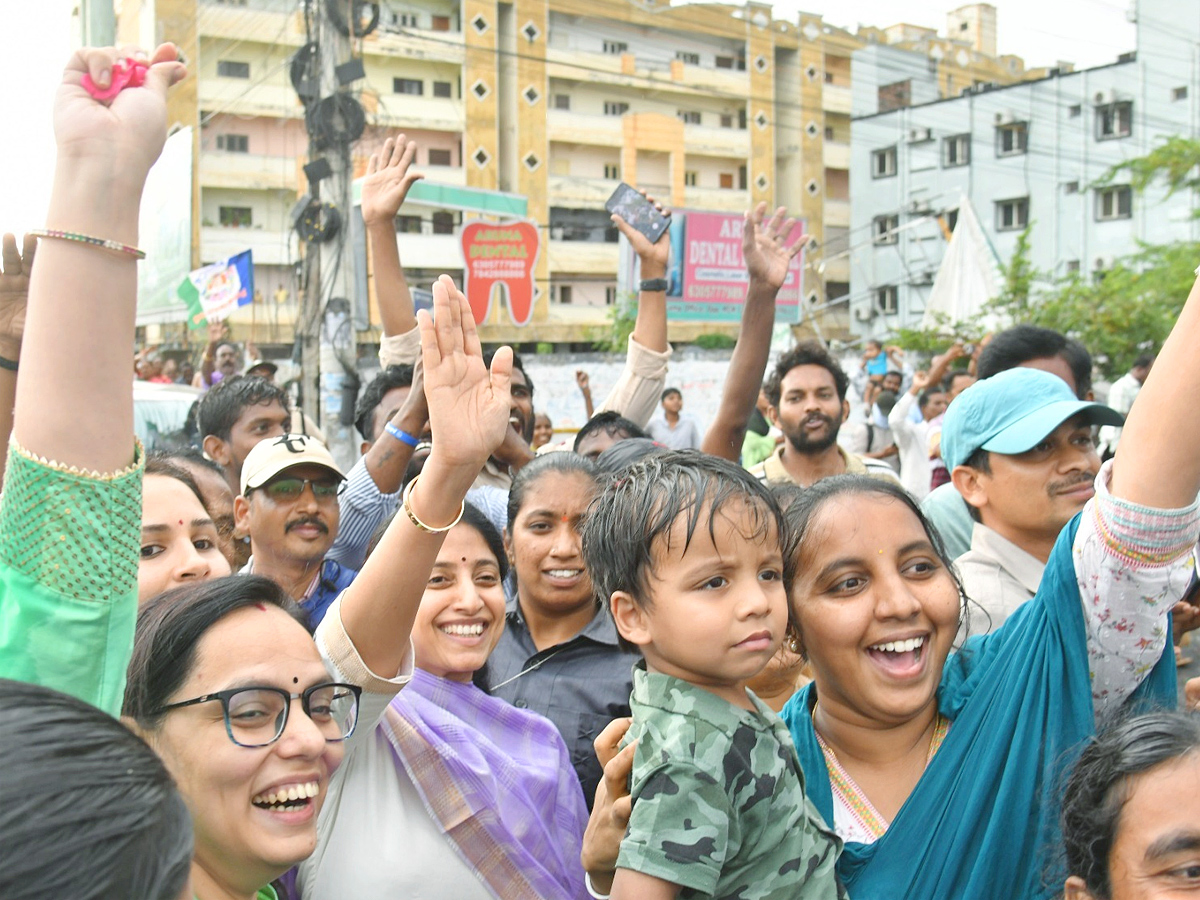 YS Bharathi Reddy welcomes CM Jagan Bus Yatra at Prakasam Barrage, Vijayawada Photos - Sakshi2