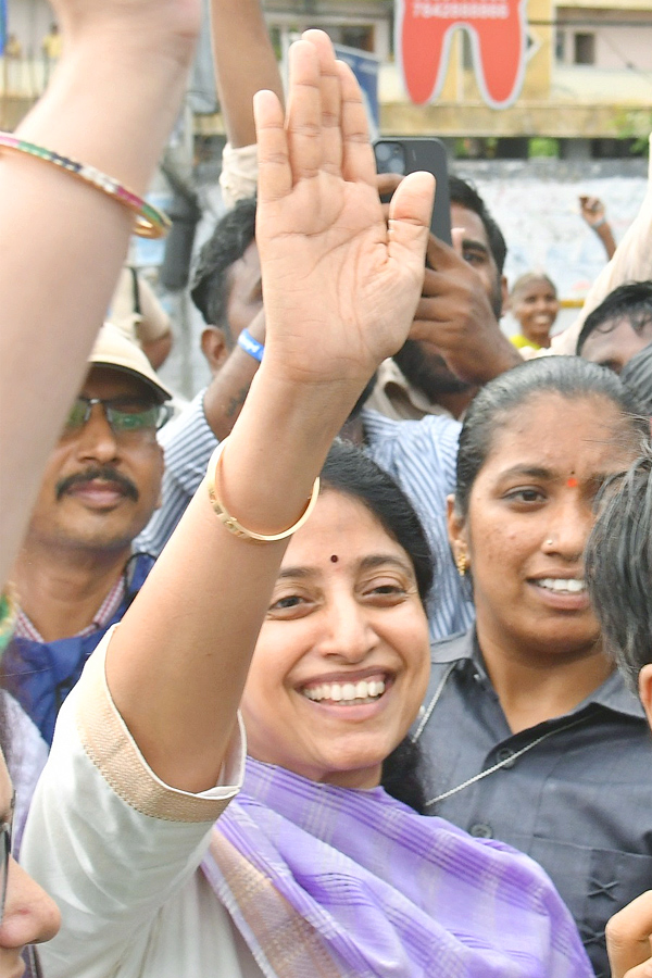 YS Bharathi Reddy welcomes CM Jagan Bus Yatra at Prakasam Barrage, Vijayawada Photos - Sakshi7