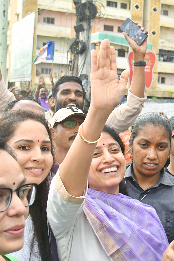 YS Bharathi Reddy welcomes CM Jagan Bus Yatra at Prakasam Barrage, Vijayawada Photos - Sakshi8