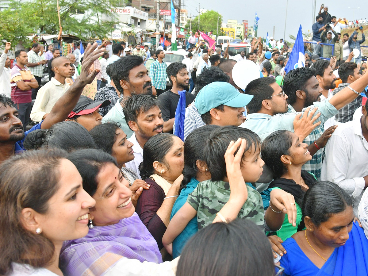 YS Bharathi Reddy welcomes CM Jagan Bus Yatra at Prakasam Barrage, Vijayawada Photos - Sakshi9