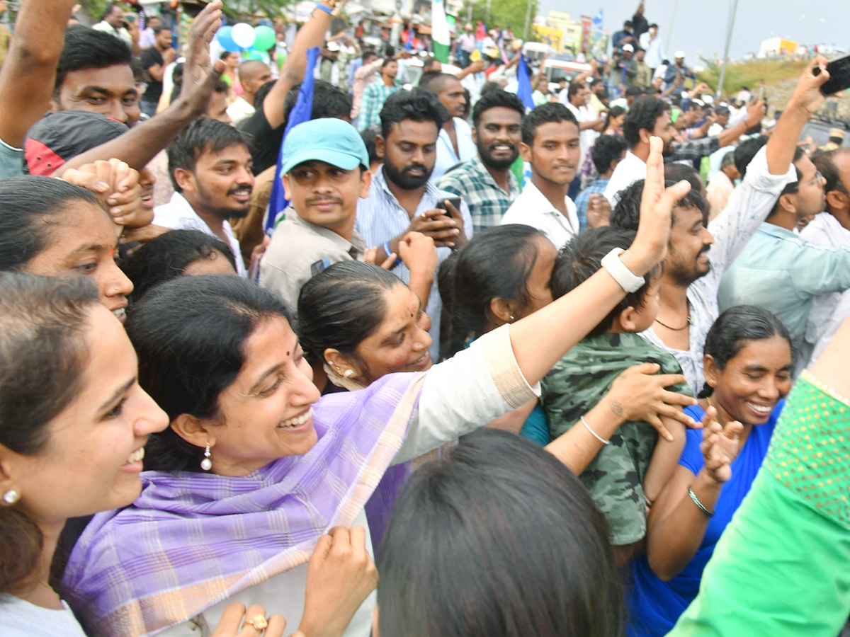 YS Bharathi Reddy welcomes CM Jagan Bus Yatra at Prakasam Barrage, Vijayawada Photos - Sakshi10