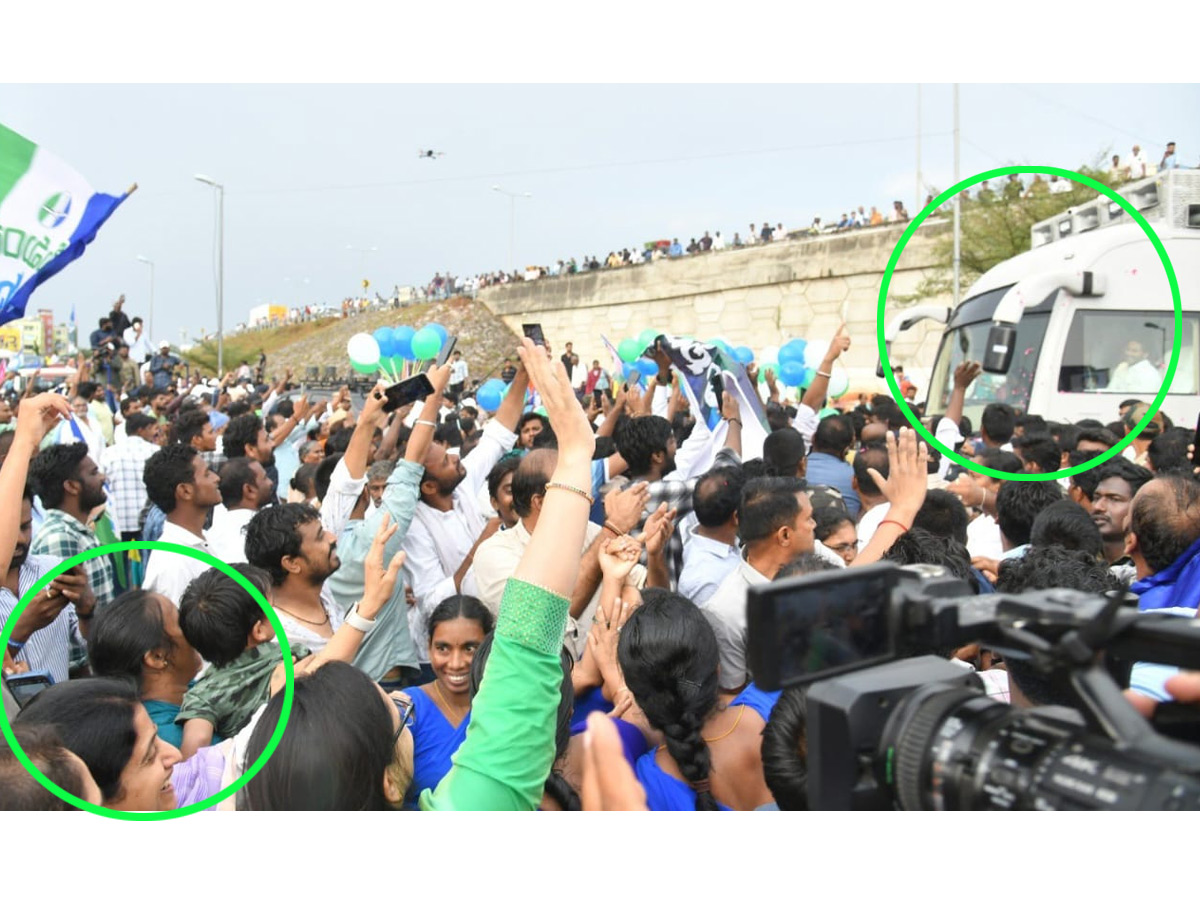 YS Bharathi Reddy welcomes CM Jagan Bus Yatra at Prakasam Barrage, Vijayawada Photos - Sakshi4