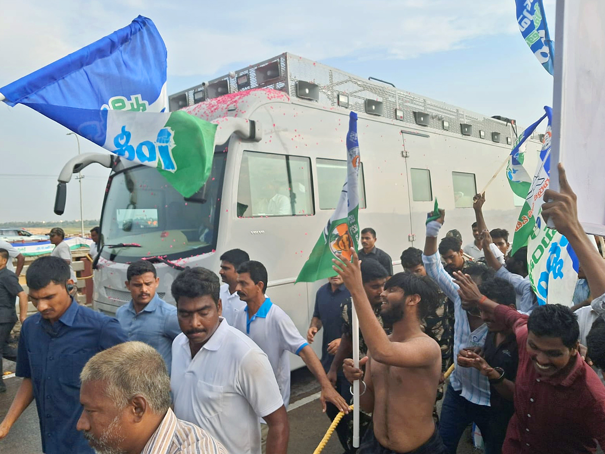 YS Bharathi Reddy welcomes CM Jagan Bus Yatra at Prakasam Barrage, Vijayawada Photos - Sakshi11