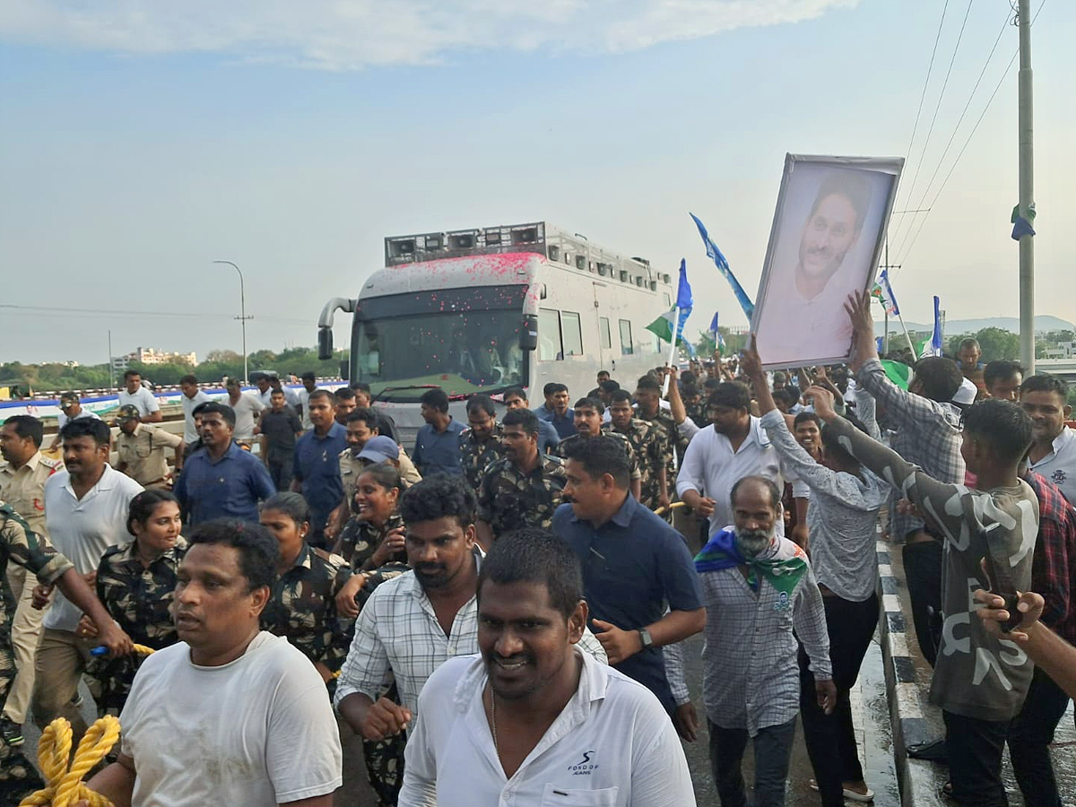 YS Bharathi Reddy welcomes CM Jagan Bus Yatra at Prakasam Barrage, Vijayawada Photos - Sakshi12