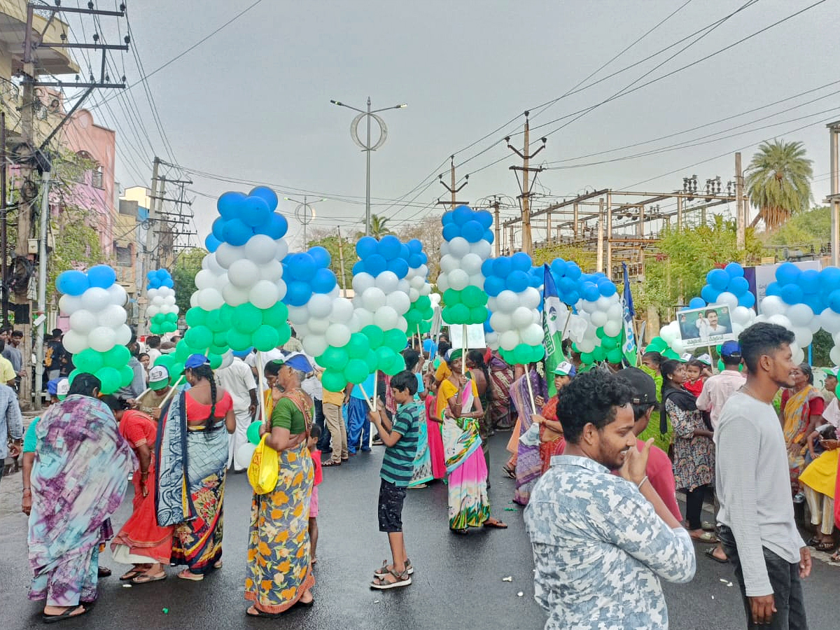 YS Bharathi Reddy welcomes CM Jagan Bus Yatra at Prakasam Barrage, Vijayawada Photos - Sakshi15