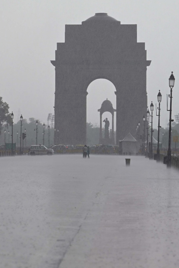 Rain Gusty Winds Lash Parts Of Delhi NCR IMD - Sakshi2