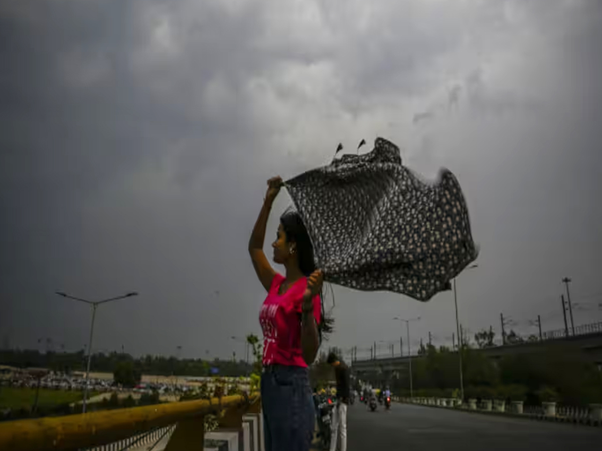 Rain Gusty Winds Lash Parts Of Delhi NCR IMD - Sakshi3