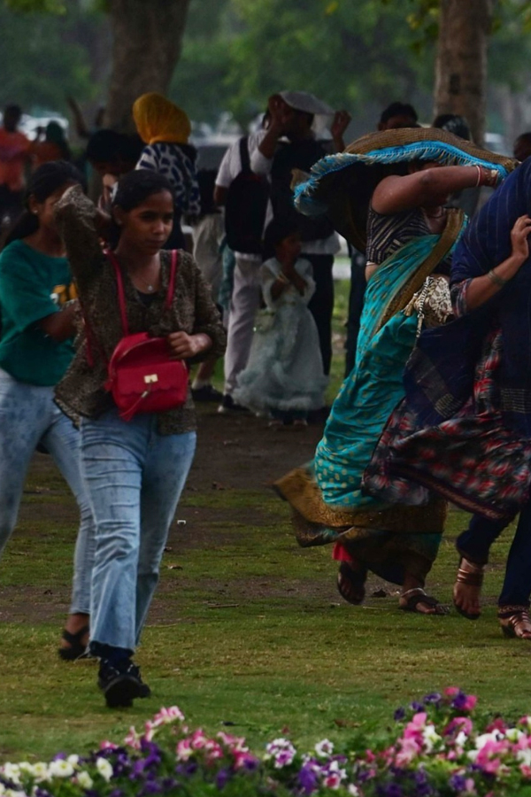 Rain Gusty Winds Lash Parts Of Delhi NCR IMD - Sakshi7