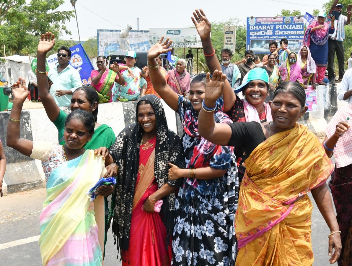 YS Jagan Mohan Reddy Memantha Siddham Bus Yatra at Gannavaram Photos - Sakshi2