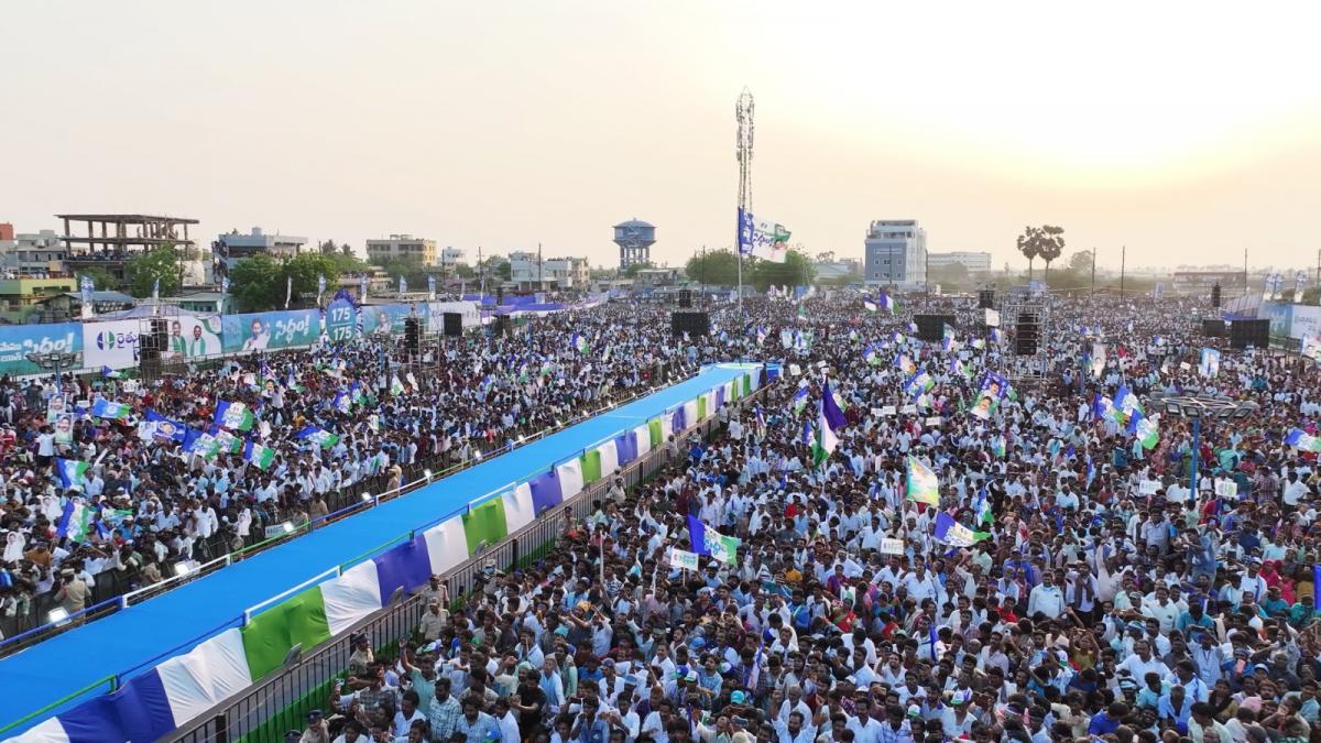 YS Jagan Mohan Reddy Memantha Siddham Bus Yatra at Gudivada Photos - Sakshi3