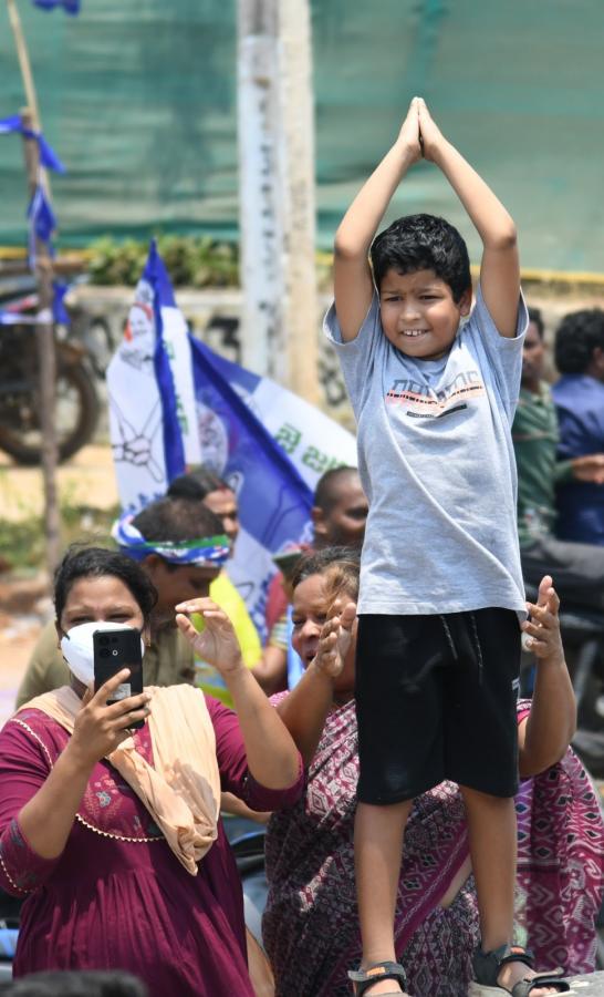 YS Jagan Mohan Reddy Memantha Siddham Bus Yatra at Gannavaram Photos - Sakshi3