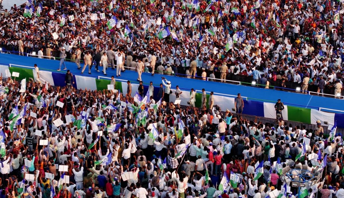 YS Jagan Mohan Reddy Memantha Siddham Bus Yatra at Gudivada Photos - Sakshi5