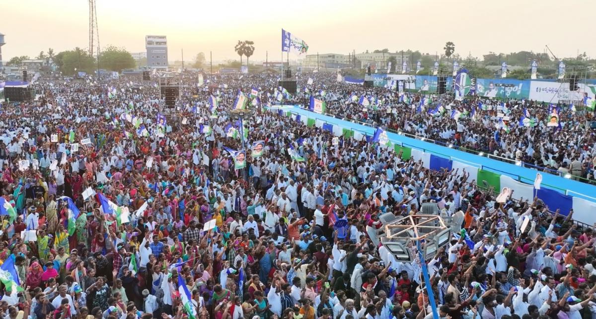 YS Jagan Mohan Reddy Memantha Siddham Bus Yatra at Gudivada Photos - Sakshi6