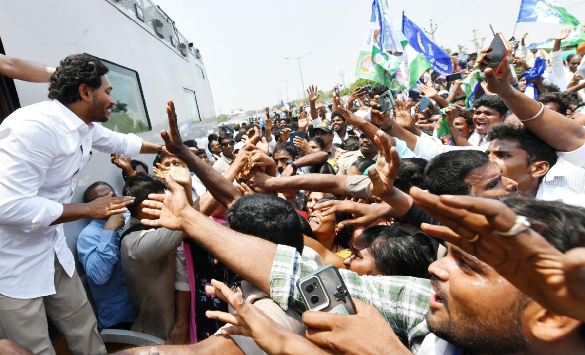 YS Jagan Mohan Reddy Memantha Siddham Bus Yatra at Gannavaram Photos - Sakshi5