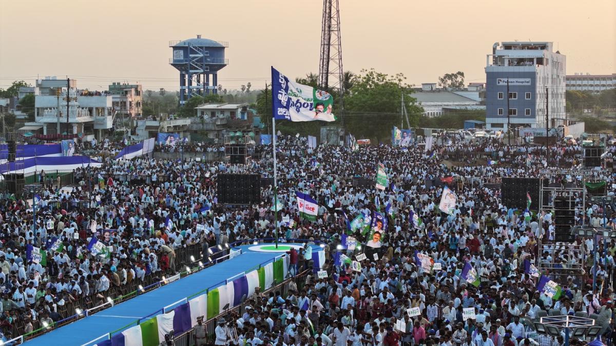 YS Jagan Mohan Reddy Memantha Siddham Bus Yatra at Gudivada Photos - Sakshi8