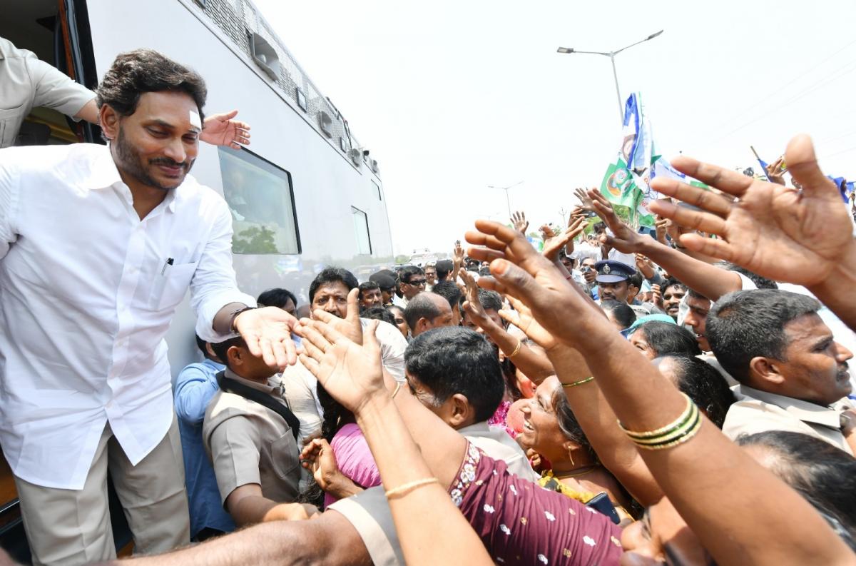 YS Jagan Mohan Reddy Memantha Siddham Bus Yatra at Gannavaram Photos - Sakshi6