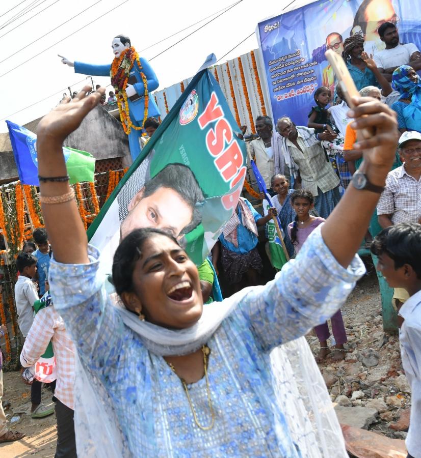 YS Jagan Mohan Reddy Memantha Siddham Bus Yatra Photo Gallery - Sakshi6