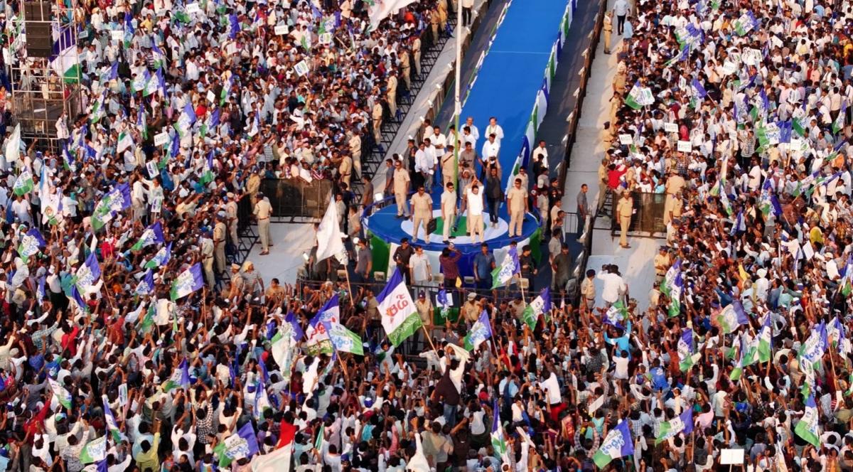 YS Jagan Mohan Reddy Memantha Siddham Bus Yatra at Gudivada Photos - Sakshi9