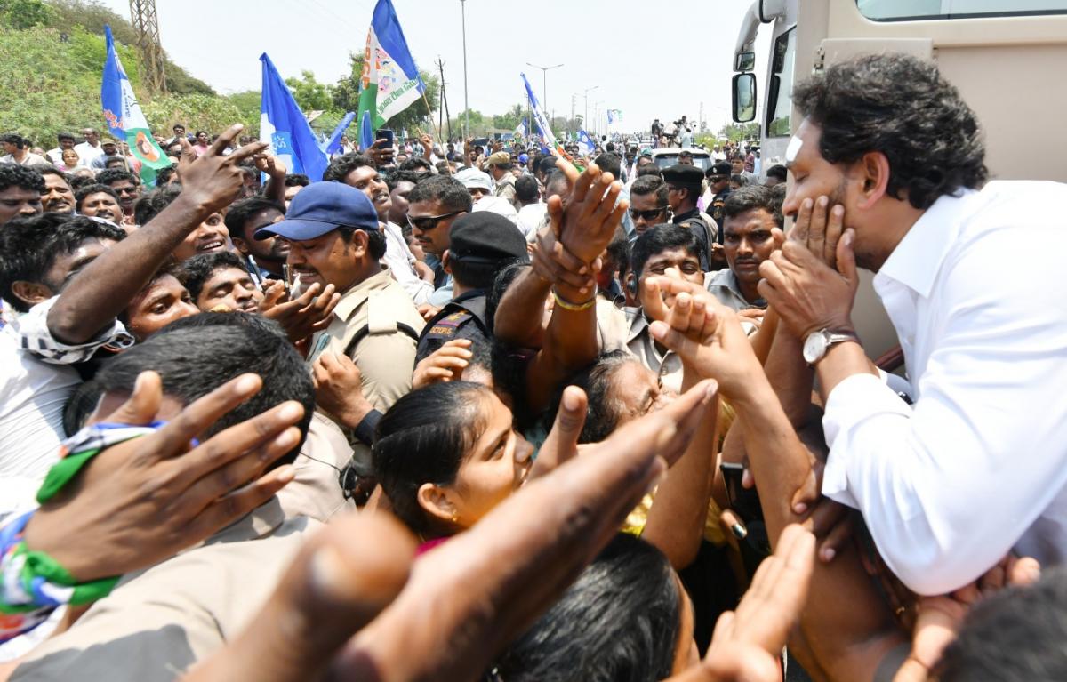 YS Jagan Mohan Reddy Memantha Siddham Bus Yatra at Gannavaram Photos - Sakshi7