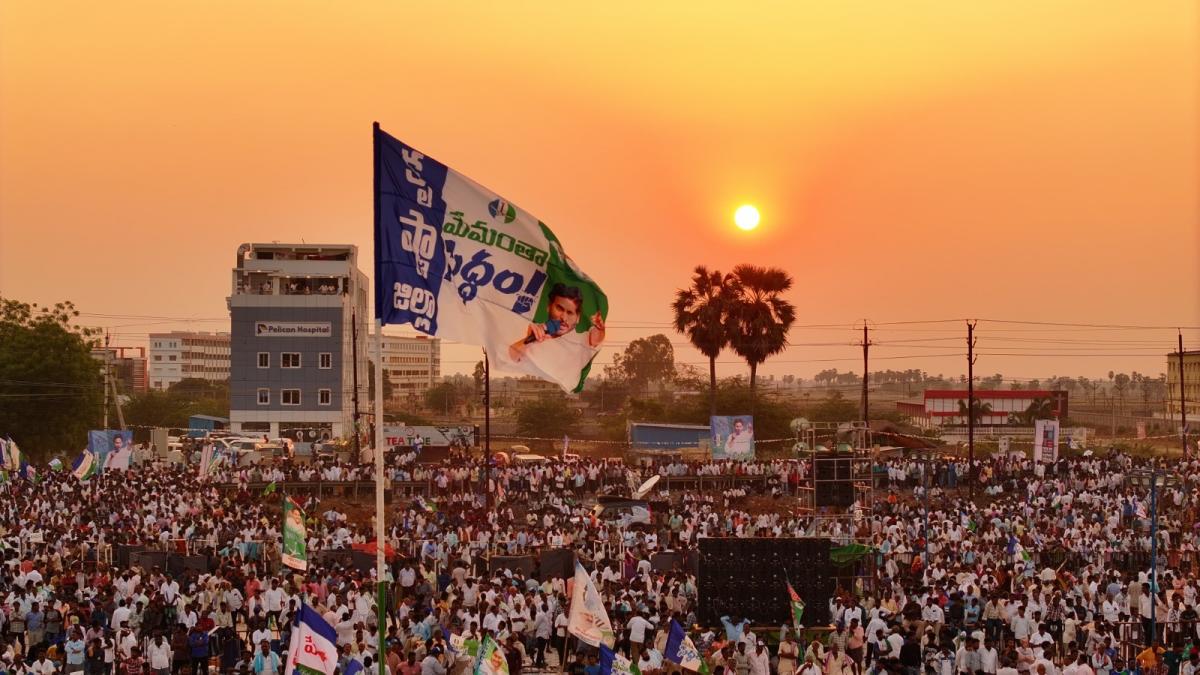 YS Jagan Mohan Reddy Memantha Siddham Bus Yatra at Gudivada Photos - Sakshi10