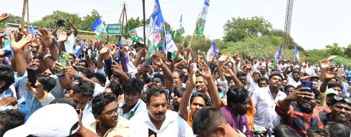 YS Jagan Mohan Reddy Memantha Siddham Bus Yatra at Gannavaram Photos - Sakshi8