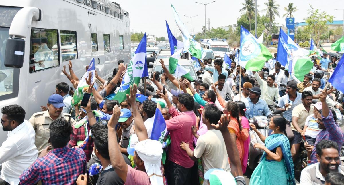 YS Jagan Mohan Reddy Memantha Siddham Bus Yatra at Gannavaram Photos - Sakshi9