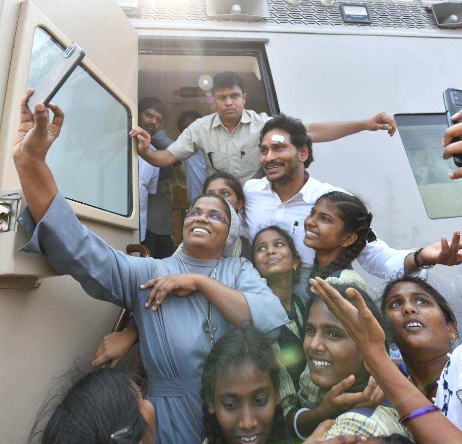 YS Jagan Mohan Reddy Memantha Siddham Bus Yatra Photo Gallery - Sakshi9