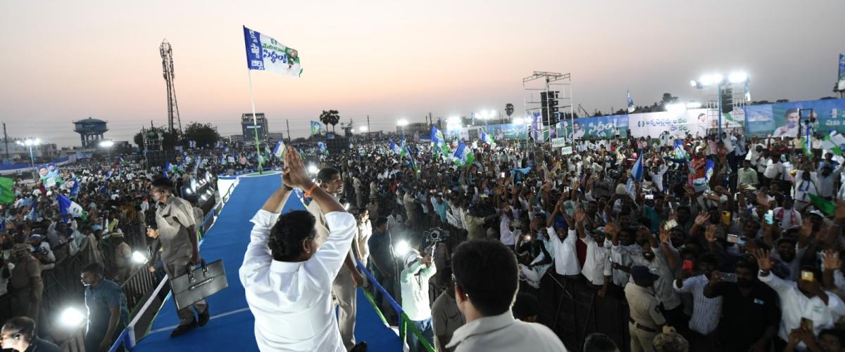 YS Jagan Mohan Reddy Memantha Siddham Bus Yatra at Gudivada Photos - Sakshi11