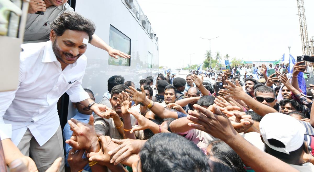 YS Jagan Mohan Reddy Memantha Siddham Bus Yatra at Gannavaram Photos - Sakshi10