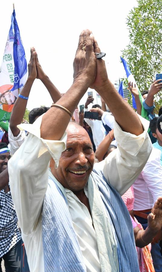 YS Jagan Mohan Reddy Memantha Siddham Bus Yatra at Gannavaram Photos - Sakshi11