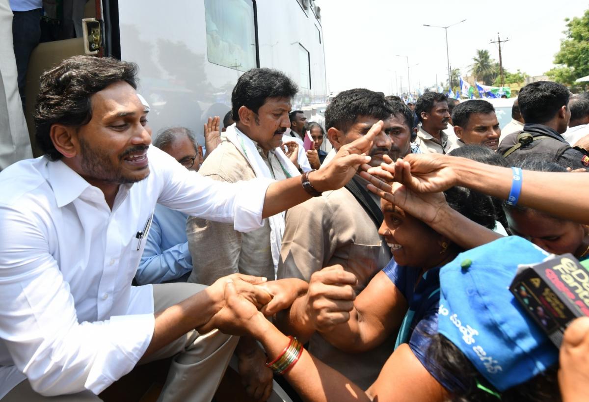 YS Jagan Mohan Reddy Memantha Siddham Bus Yatra at Gannavaram Photos - Sakshi12