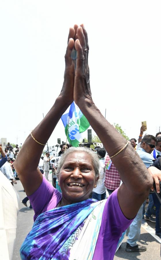 YS Jagan Mohan Reddy Memantha Siddham Bus Yatra at Gannavaram Photos - Sakshi13