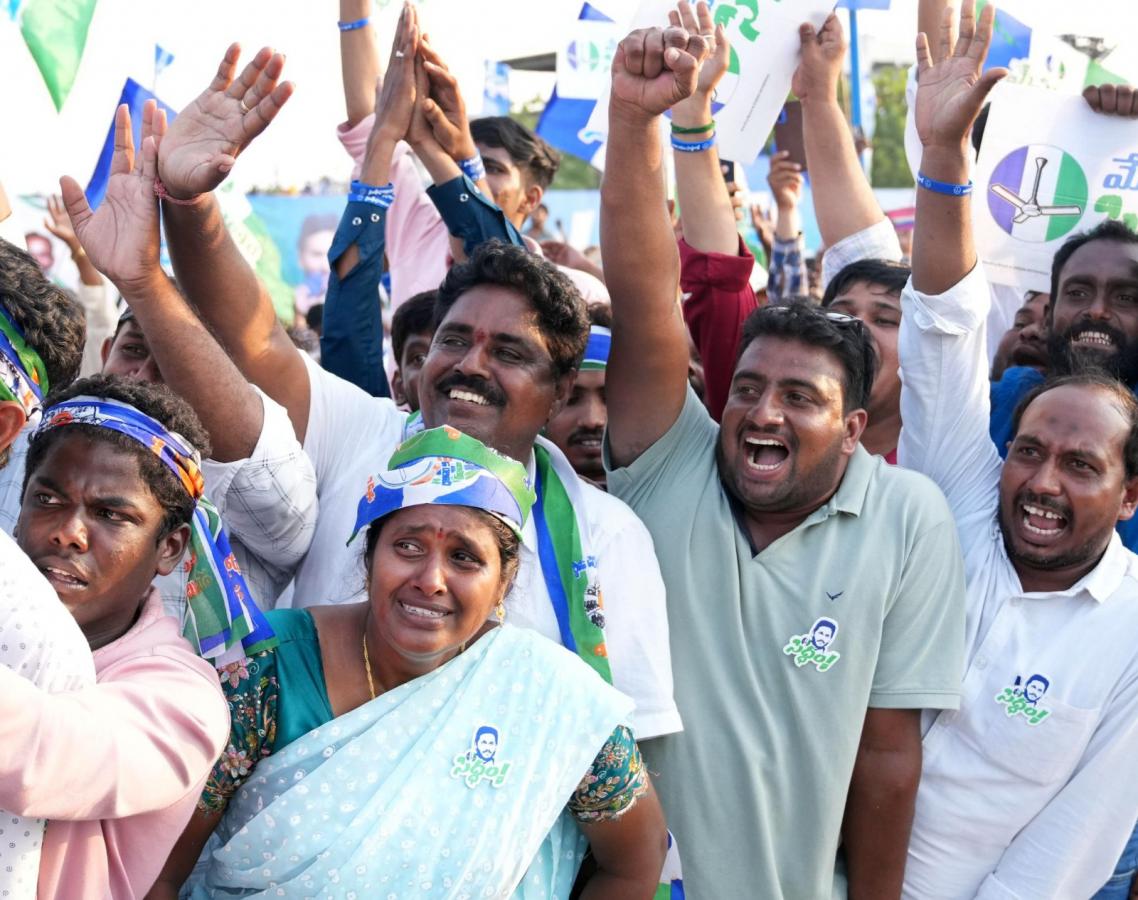 YS Jagan Mohan Reddy Memantha Siddham Bus Yatra at Gudivada Photos - Sakshi14