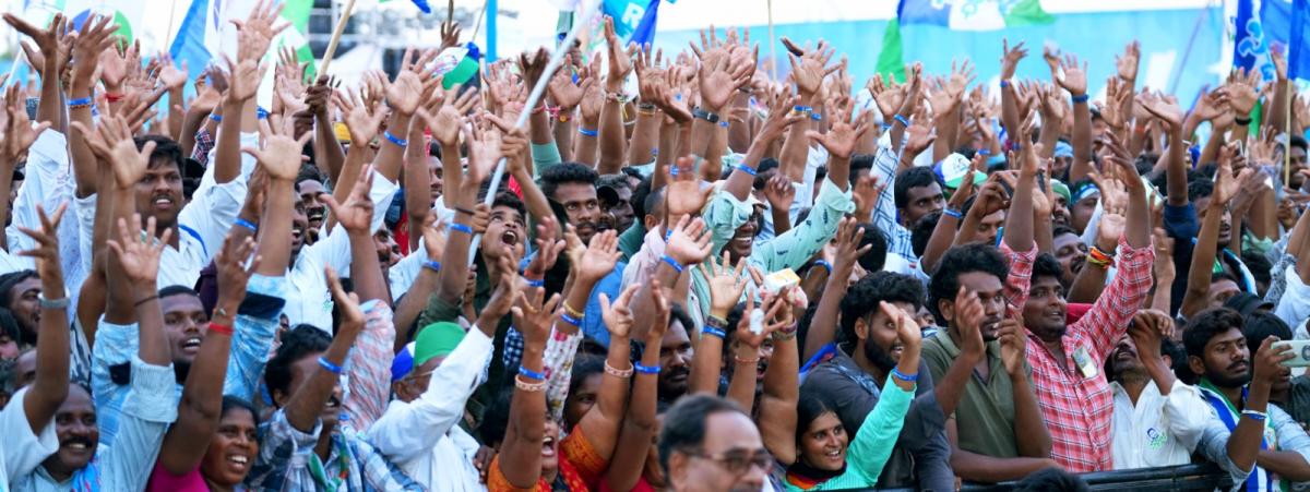 YS Jagan Mohan Reddy Memantha Siddham Bus Yatra at Gudivada Photos - Sakshi15