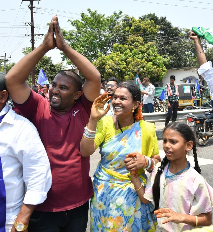 YS Jagan Mohan Reddy Memantha Siddham Bus Yatra at Gannavaram Photos - Sakshi15