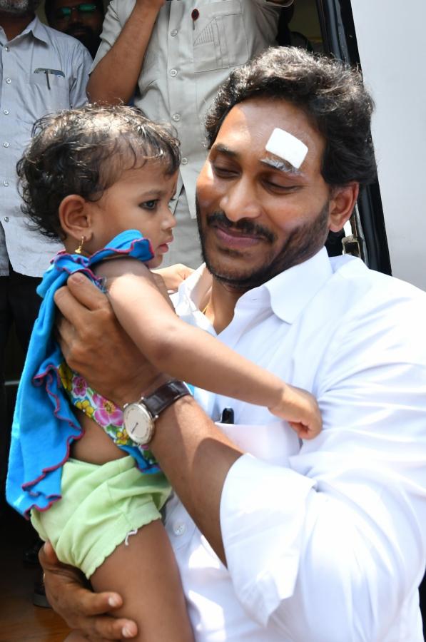 YS Jagan Mohan Reddy Memantha Siddham Bus Yatra at Gannavaram Photos - Sakshi16