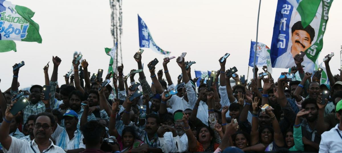 YS Jagan Mohan Reddy Memantha Siddham Bus Yatra at Gudivada Photos - Sakshi17