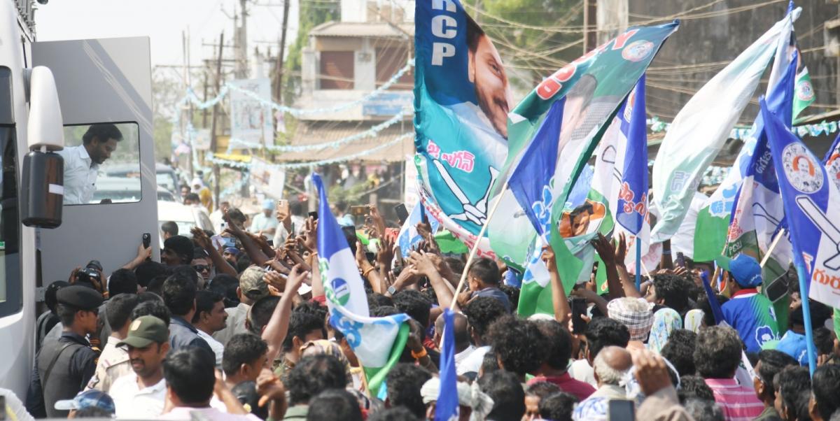 YS Jagan Mohan Reddy Memantha Siddham Bus Yatra Photo Gallery - Sakshi17