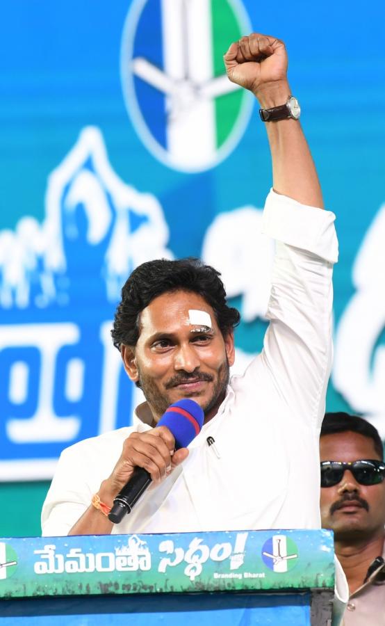 YS Jagan Mohan Reddy Memantha Siddham Bus Yatra at Gudivada Photos - Sakshi18