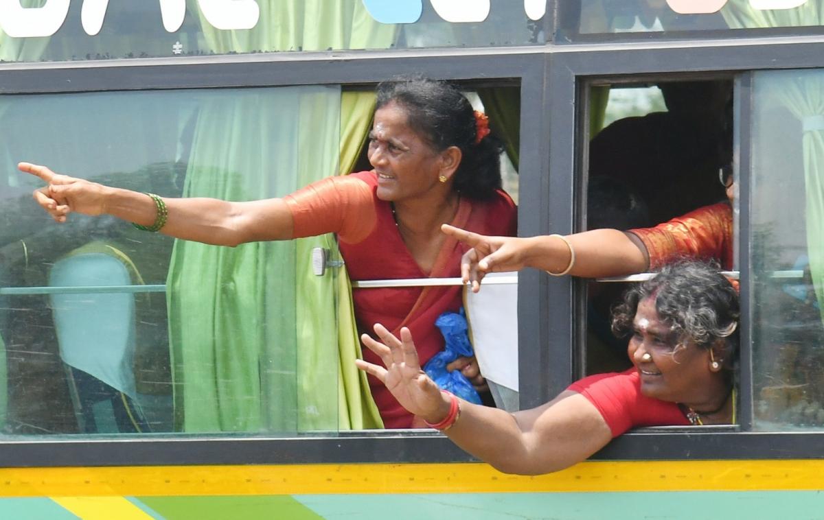 YS Jagan Mohan Reddy Memantha Siddham Bus Yatra at Gannavaram Photos - Sakshi19