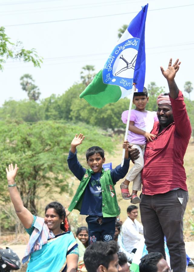 YS Jagan Mohan Reddy Memantha Siddham Bus Yatra at Gannavaram Photos - Sakshi20