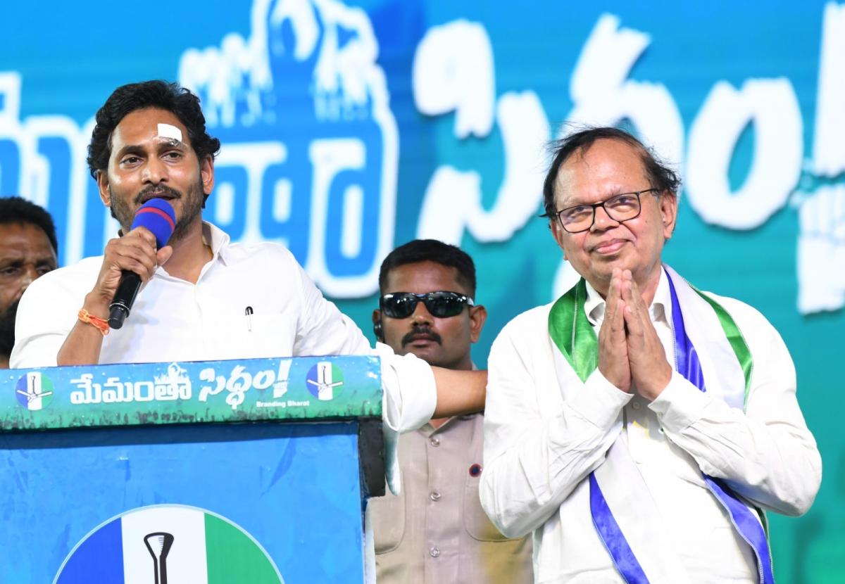 YS Jagan Mohan Reddy Memantha Siddham Bus Yatra at Gudivada Photos - Sakshi20