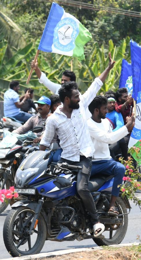 YS Jagan Mohan Reddy Memantha Siddham Bus Yatra at Gannavaram Photos - Sakshi21