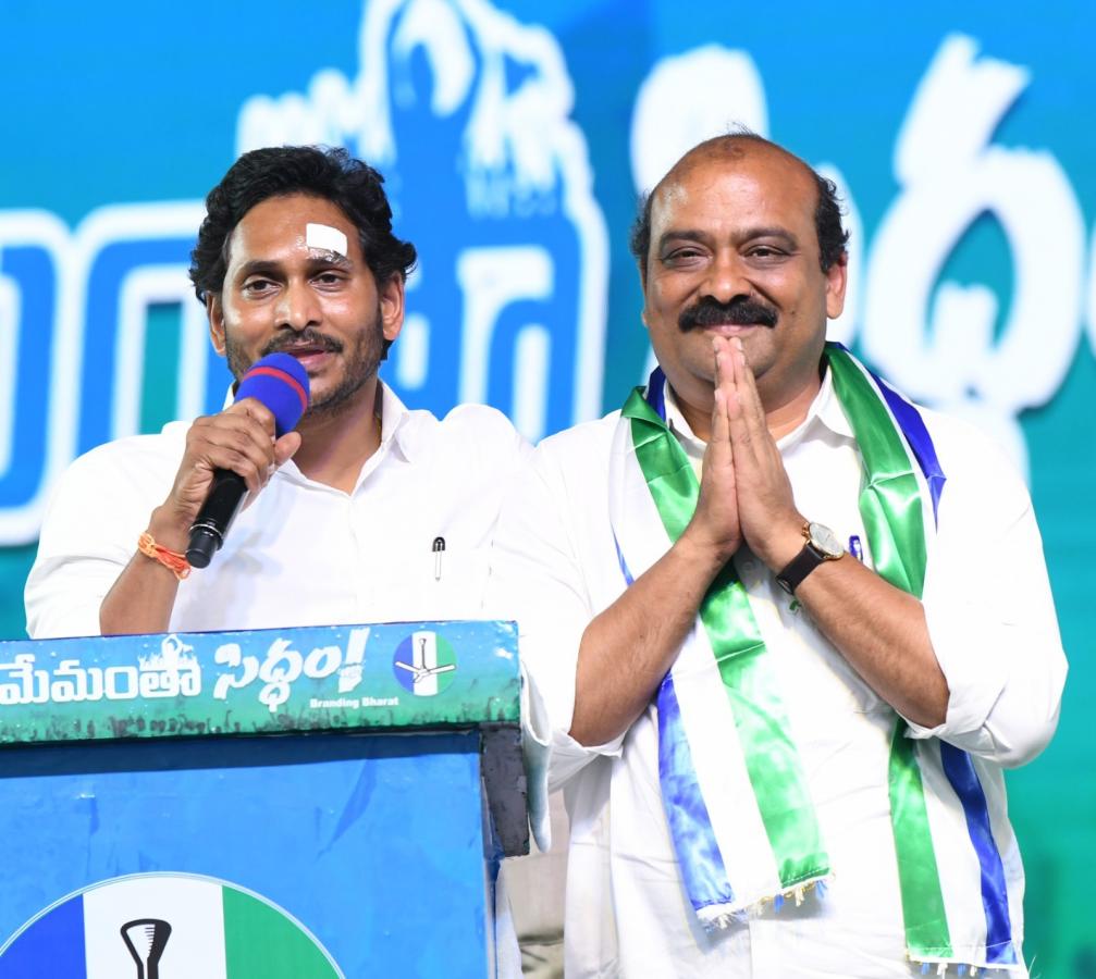 YS Jagan Mohan Reddy Memantha Siddham Bus Yatra at Gudivada Photos - Sakshi22