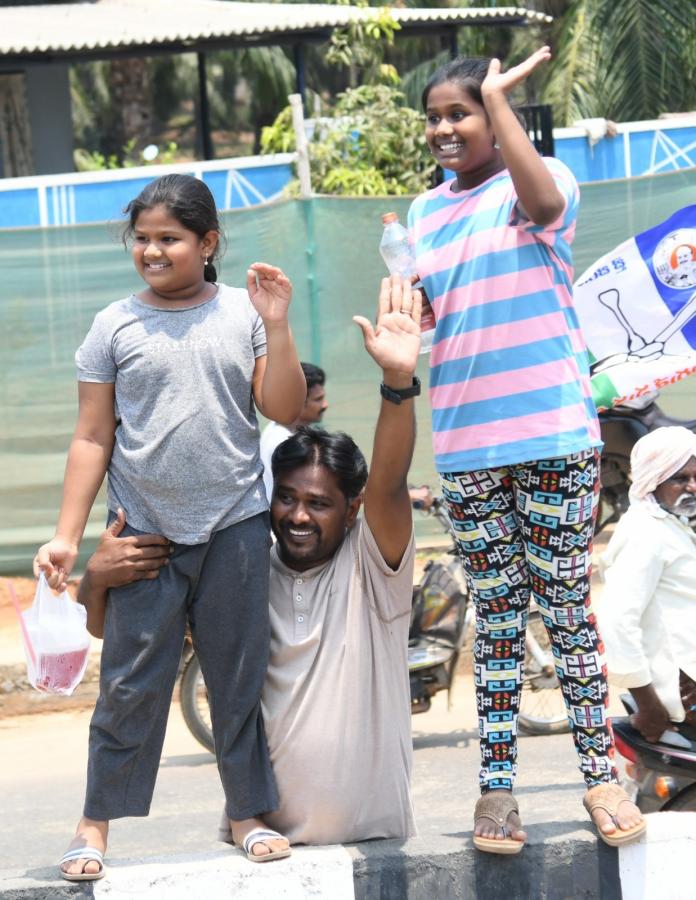 YS Jagan Mohan Reddy Memantha Siddham Bus Yatra at Gannavaram Photos - Sakshi23