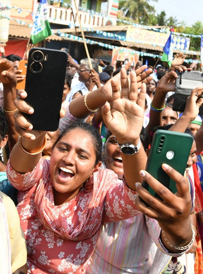 YS Jagan Mohan Reddy Memantha Siddham Bus Yatra Photo Gallery - Sakshi22