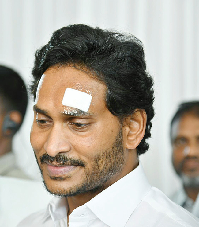 CM YS Jagan Resumes Bus Yatra After Stone Pelting Incident Photos - Sakshi10