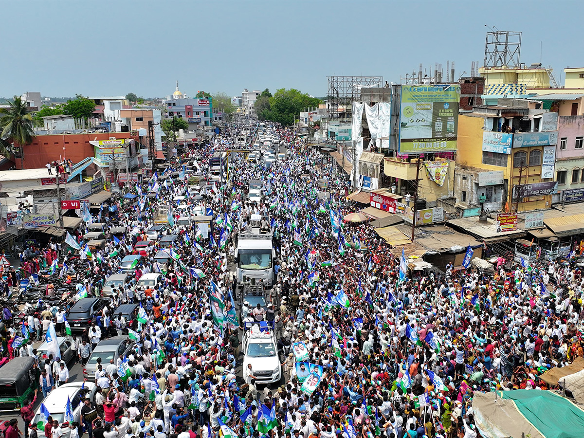 CM YS Jagan Resumes Bus Yatra After Stone Pelting Incident Photos - Sakshi11