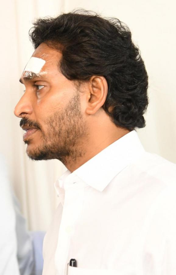 CM YS Jagan Resumes Bus Yatra After Stone Pelting Incident Photos - Sakshi12