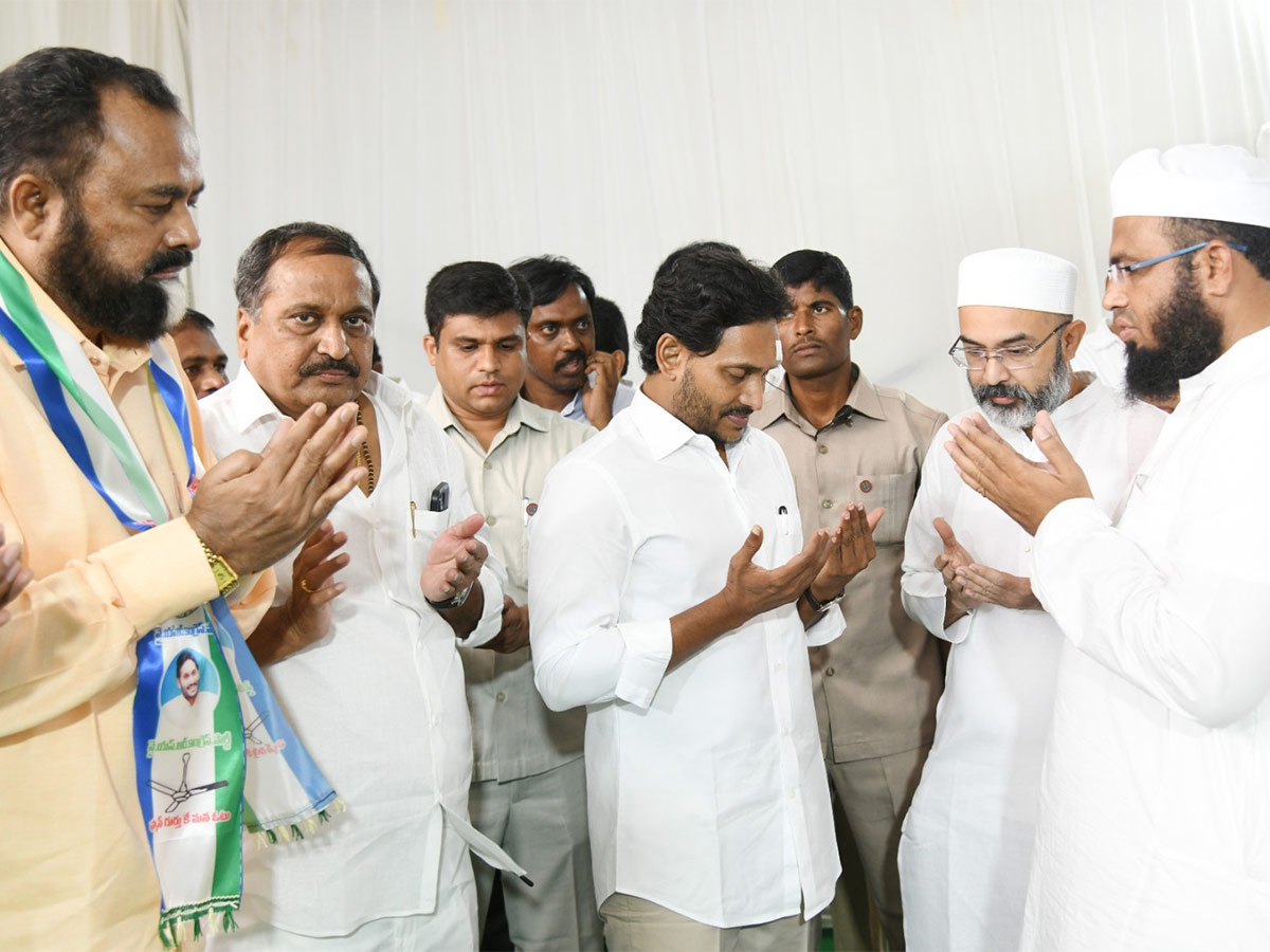 CM YS Jagan Resumes Bus Yatra After Stone Pelting Incident Photos - Sakshi13